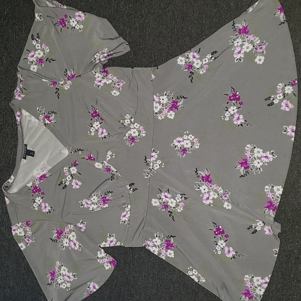 ⭐Torrid floral peplum Blouse